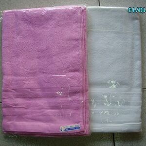 大浴巾（毛巾被）中浴巾（浴巾）：顏色有：白色、粉紅色。大浴巾（毛巾被）售價 400元。中浴巾（浴巾）售價 200元。。顏色請參考上方圖像樣本。 