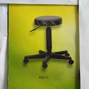 美髮工作椅A-G-0113：售價：〈無椅背〉可升降椅座，塑膠五爪腳座，五個輪子。椅座皮革包海棉製品。皮革色：黑色。以上謹供參考，切確以實物為主。

