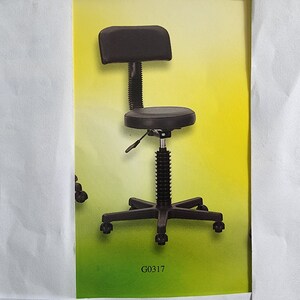 美髮工作椅 〈有椅背〉A-G-0317：可升降椅座，塑膠五爪腳座，五個輪子。椅座皮革包海棉製品。皮革色：黑色。樣式及顏色請參考上方圖像。
